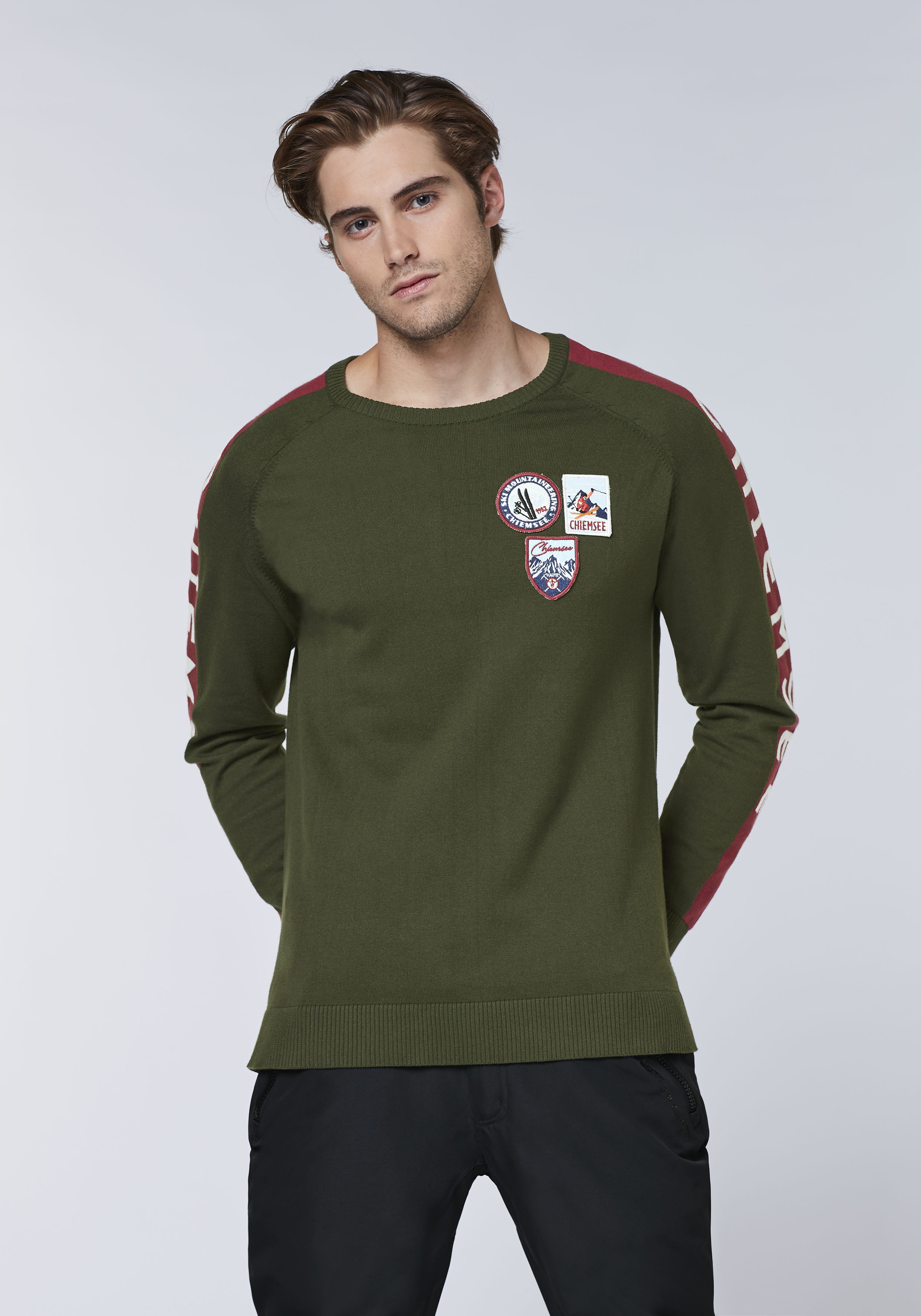 Strickpullover aus Baumwollmix mit Retro-Patches und Logo-Ärmeln