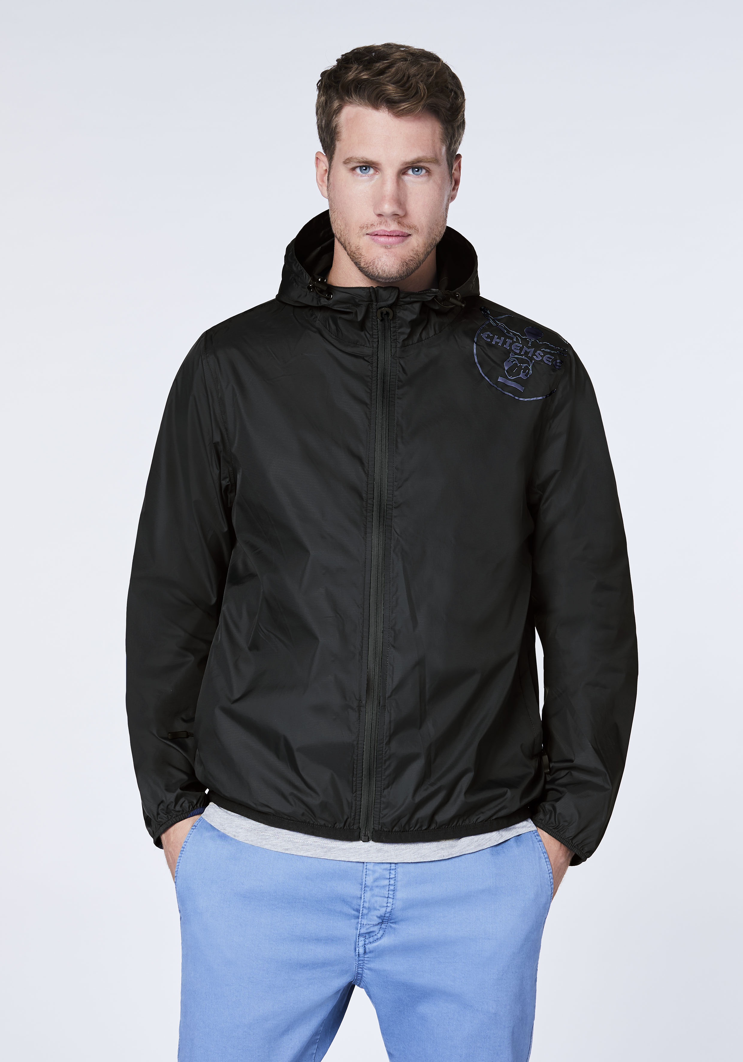 Funktionale Regenjacke mit Kapuze und Jumper-Motiv | Chiemsee 