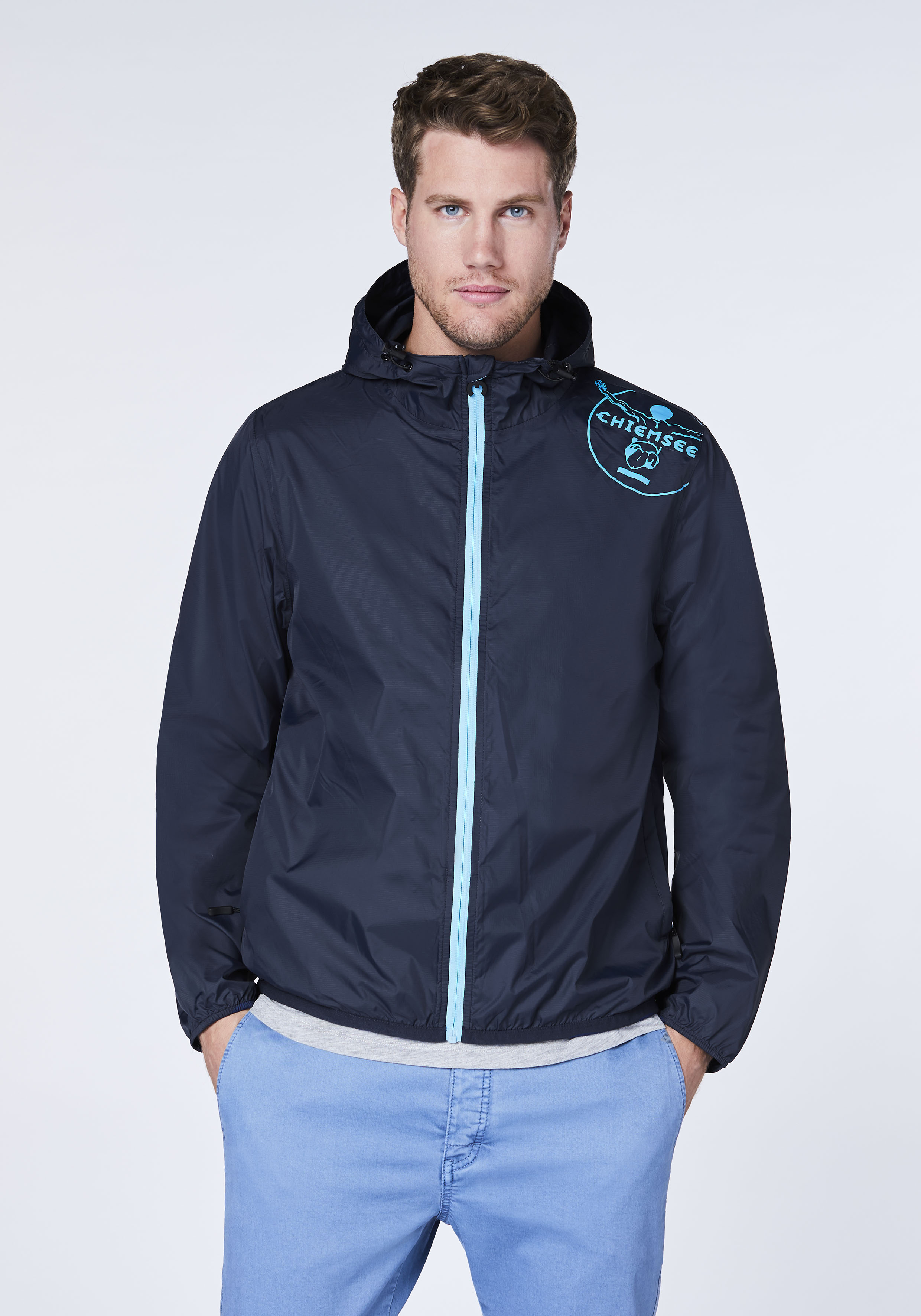 Funktionale Regenjacke mit Kapuze und Jumper-Motiv | Chiemsee 