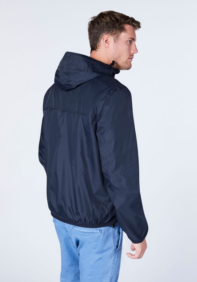 Funktionale Regenjacke mit Kapuze und Jumper-Motiv | Chiemsee 