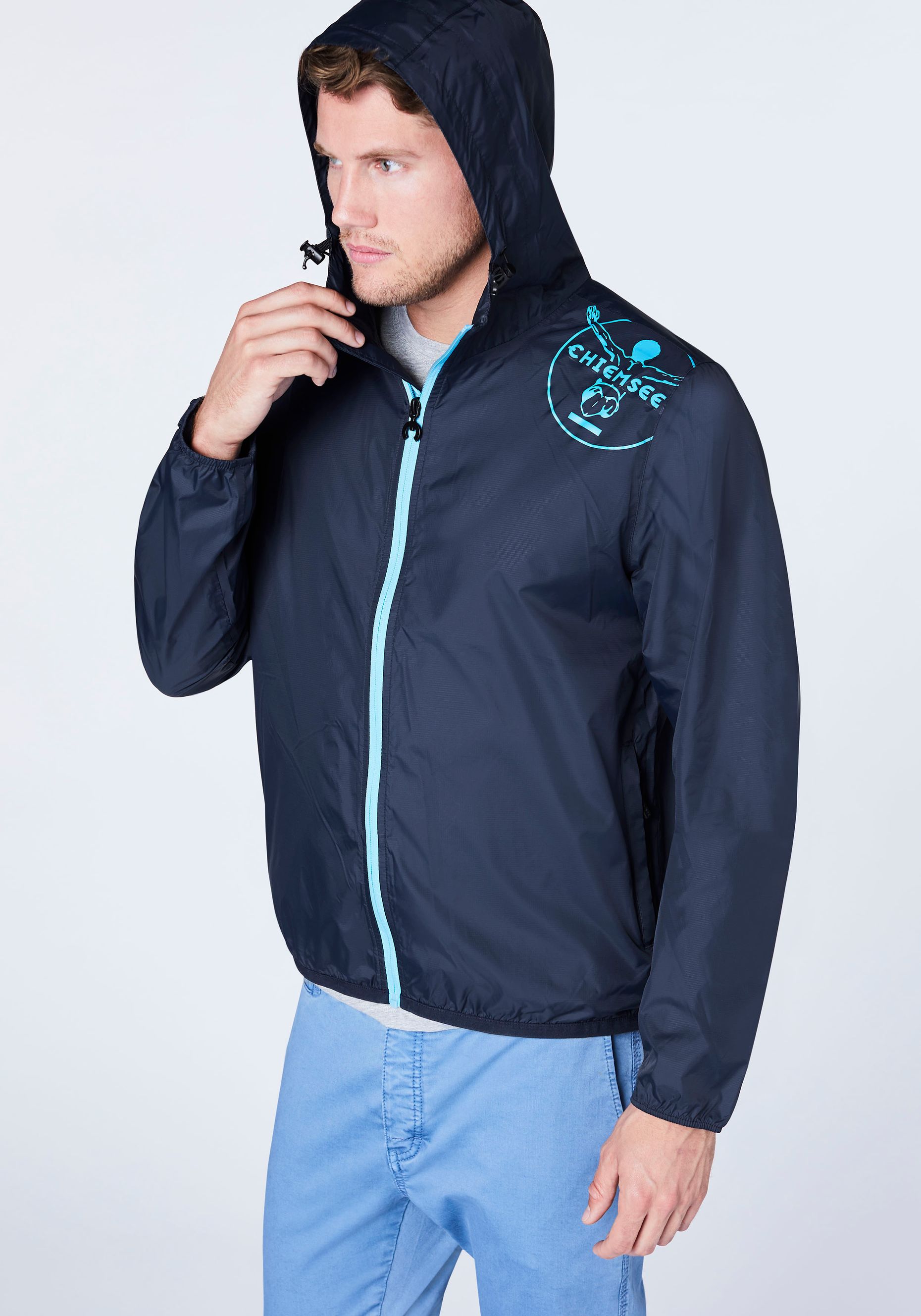 Funktionale Regenjacke mit Kapuze und Jumper-Motiv | Chiemsee 