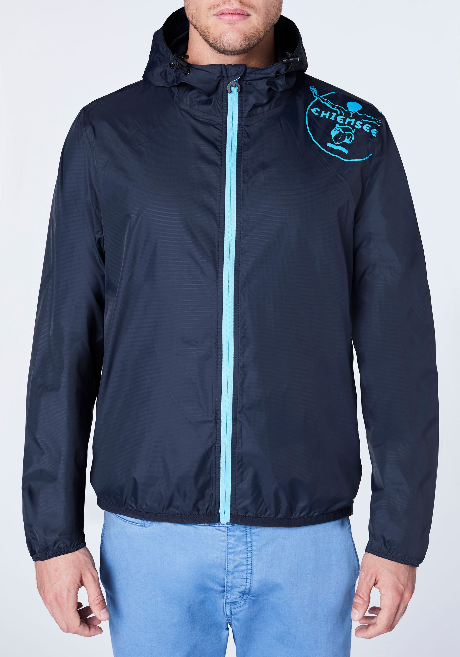 Funktionale Regenjacke mit Kapuze und Jumper-Motiv | Chiemsee 
