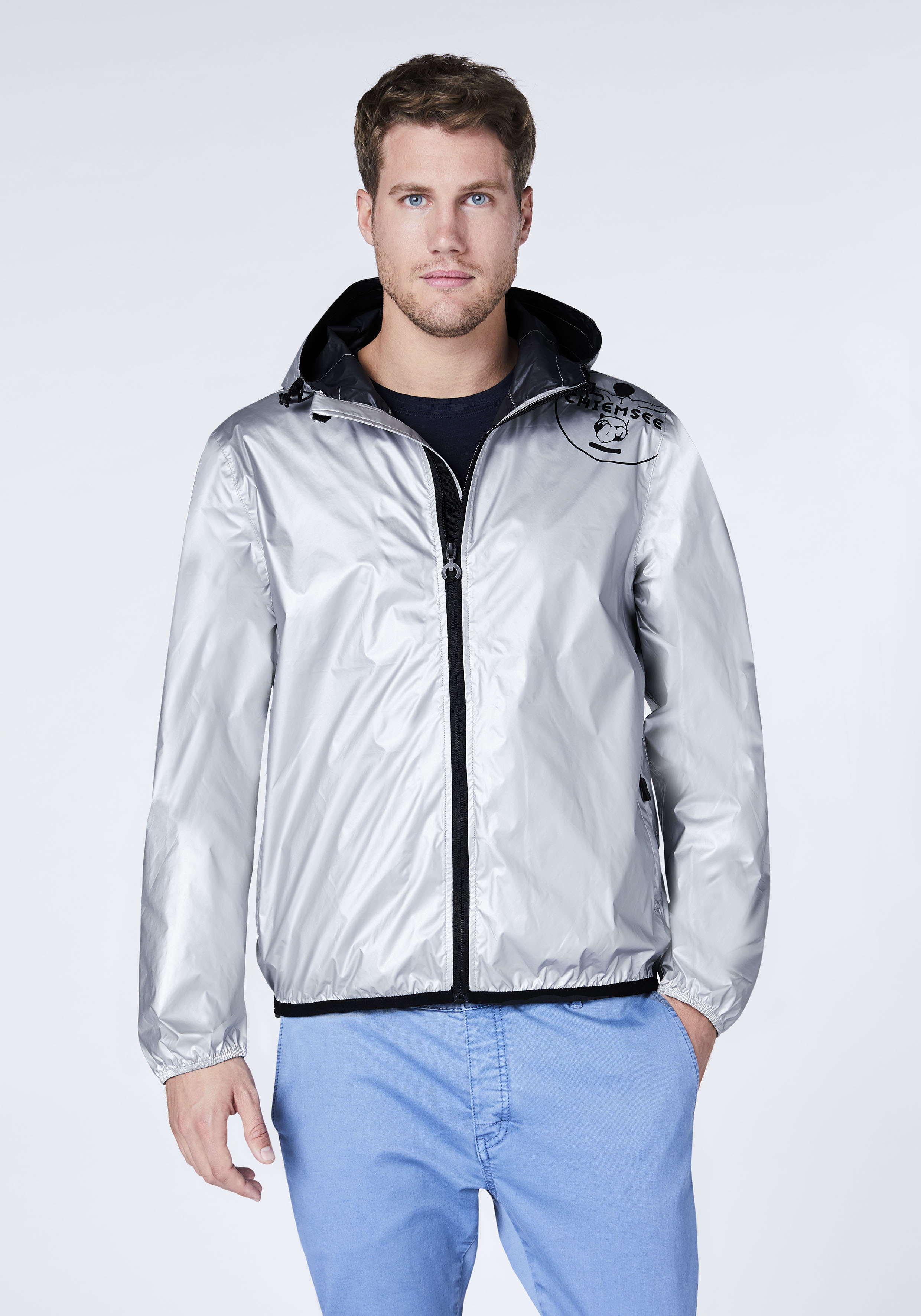 Funktionale Regenjacke mit Kapuze und Jumper-Motiv | Chiemsee 